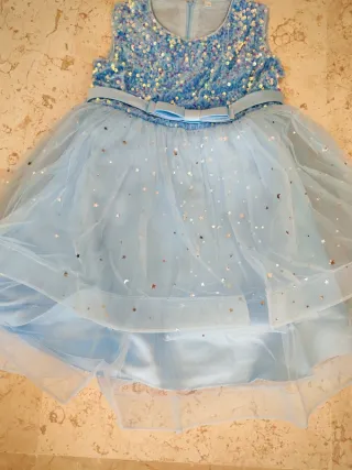 Vestido azul con lentejuelas y tul