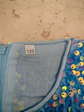 Vestido azul con lentejuelas y tul