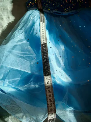 Vestido azul con lentejuelas y tul