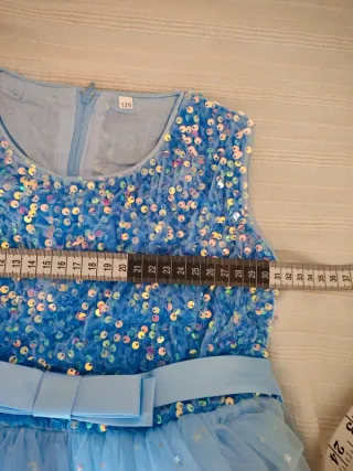 Vestido azul con lentejuelas y tul