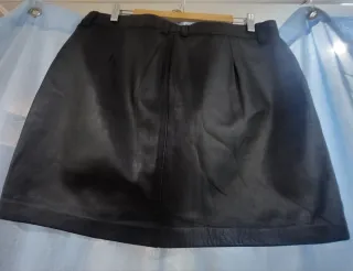 Falda mini piel cordero negra.