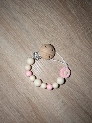 Prende-chucha personalizado madeira e flor