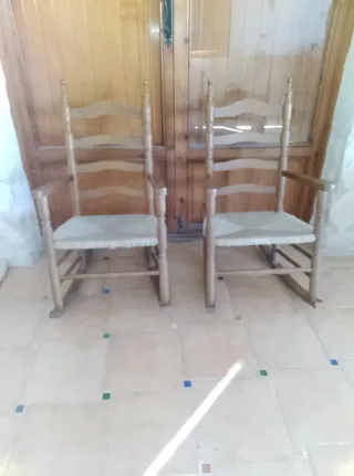 2 Sillas Mecedoras de Madera