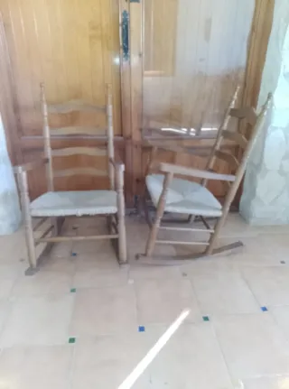 2 Sillas Mecedoras de Madera