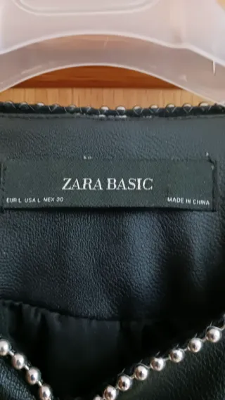 Cazadora efecto piel Zara negra