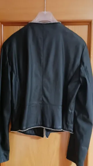 Cazadora efecto piel Zara negra