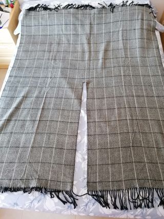 Copriletto grigio a quadri con frange