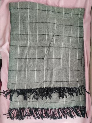 Copriletto grigio a quadri con frange