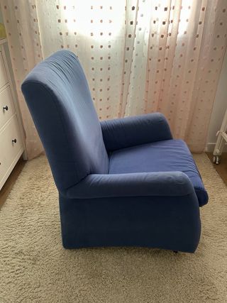 Sillón orejero azul de tela