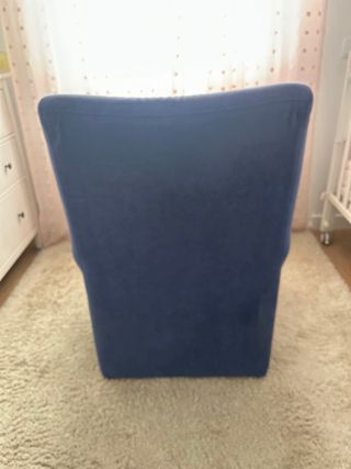 Sillón orejero azul de tela