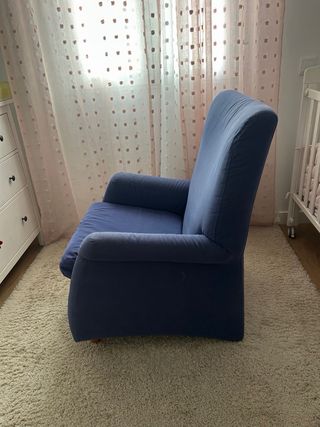 Sillón orejero azul de tela