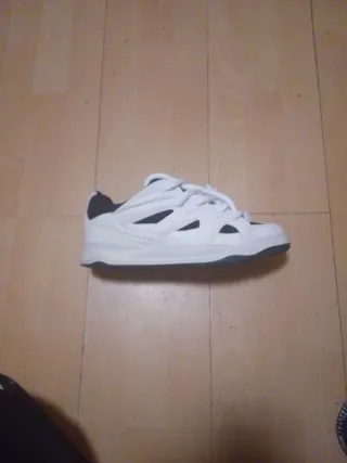 Zapatos blancos y negros