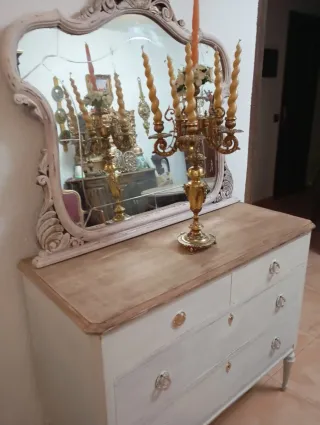 Aparador pequeño con espejo