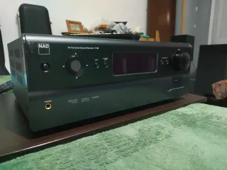 Amplificador Receptor AV NAD T747 en color negro.
