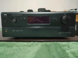 Amplificador Receptor AV NAD T747 en color negro.