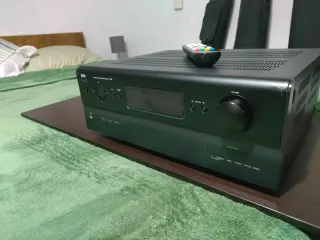 Amplificador Receptor AV NAD T747 en color negro.