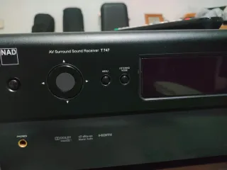 Amplificador Receptor AV NAD T747 en color negro.