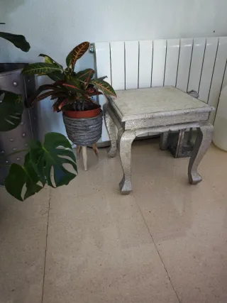 Mesa auxiliar plateada con patas curvas