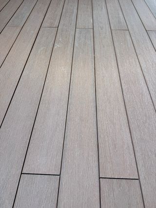 Suelo composite imitación madera con estructura.