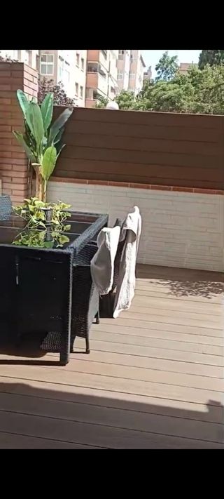 Suelo composite imitación madera con estructura.