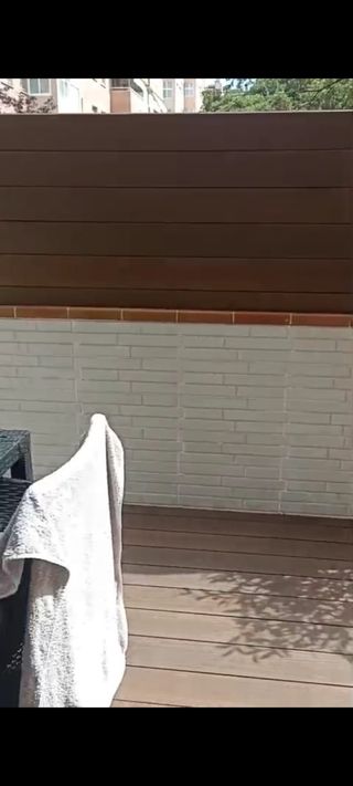 Suelo composite imitación madera con estructura.