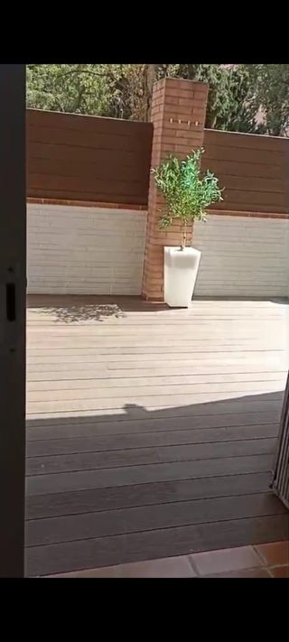 Suelo composite imitación madera con estructura.