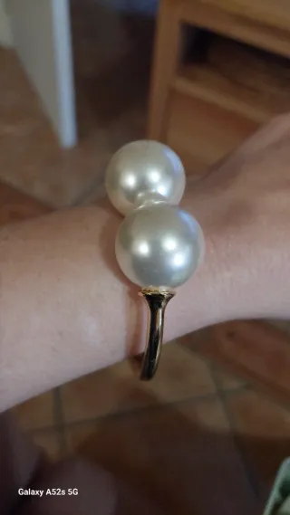 Pulsera dorada con perlas grandes