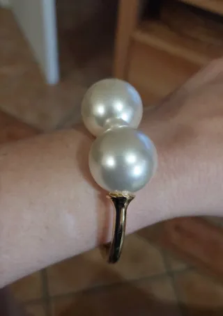 Pulsera dorada con perlas grandes