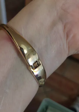 Pulsera dorada con perlas grandes