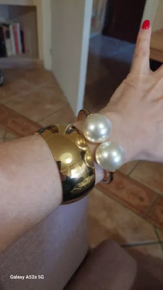 Pulsera dorada con perlas grandes