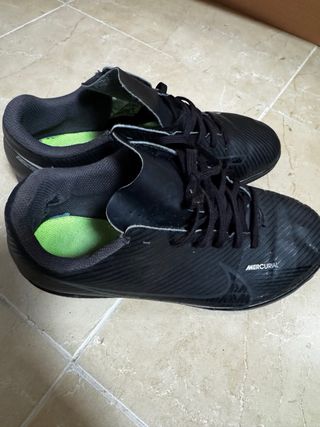 Botas de fútbol Nike Mercurial talla 38.