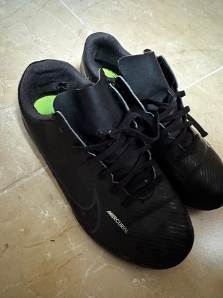 Botas de fútbol Nike Mercurial talla 38.