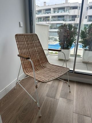 Silla efecto ratán y metal blanco
