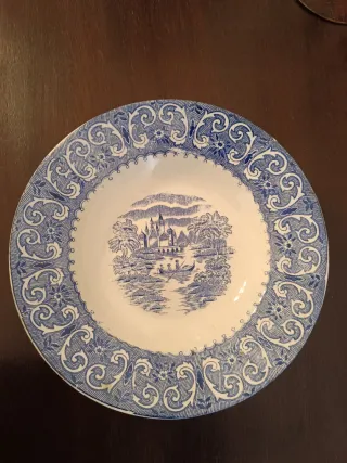 Prato antigo com paisagem azul e branca