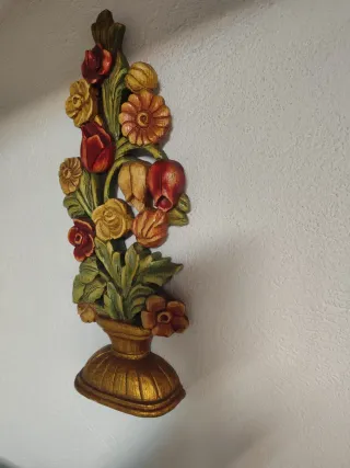 Figura o cuadro de madera tallada flores