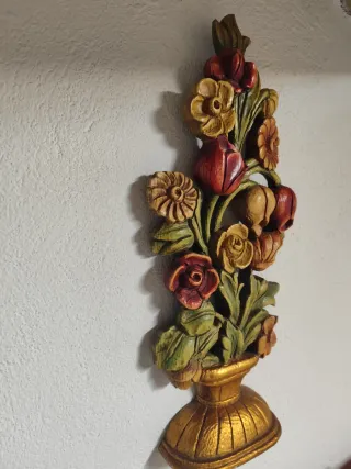Figura o cuadro de madera tallada flores
