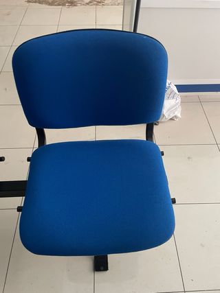 Sillas de espera azules y negras