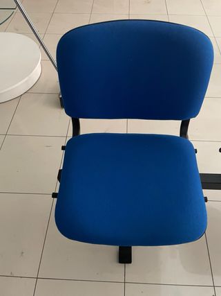 Sillas de espera azules y negras