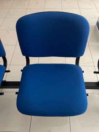 Sillas de espera azules y negras