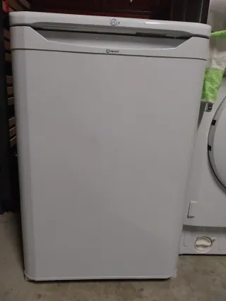 Nevera pequeña blanca