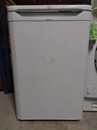 Nevera pequeña blanca