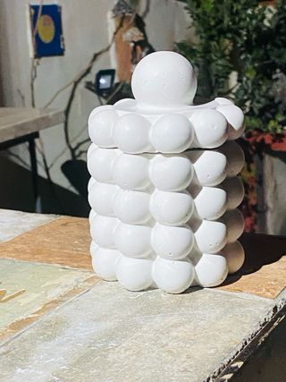 Vasetto in gesso decorativo