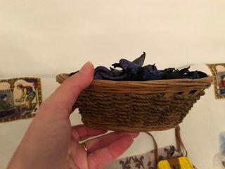 Cesta decorativa con hojas secas