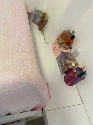 Escritorio blanco con cajonera en rosa.