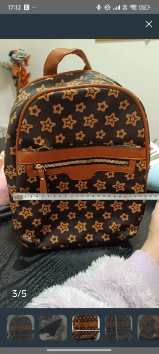 Mochila marrón y dorada con estrellas