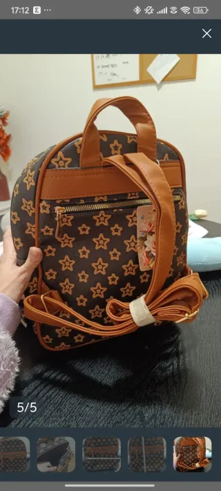 Mochila marrón y dorada con estrellas