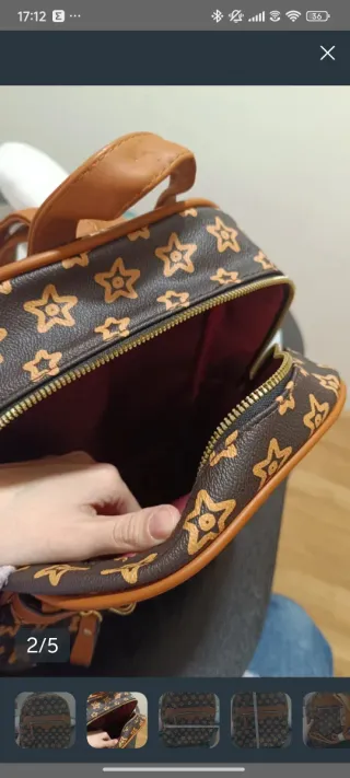 Mochila marrón y dorada con estrellas