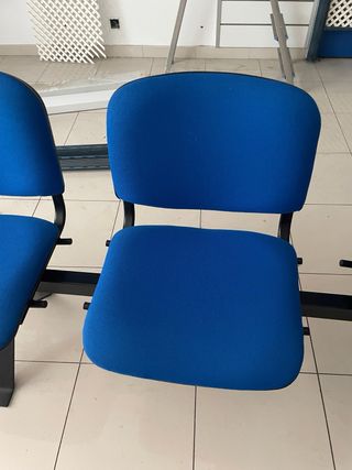 Sillas de espera azules y negras