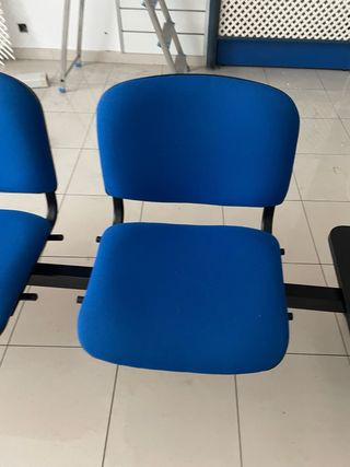 Sillas de espera azules y negras