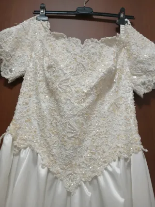 Abito da sposa bianco con perline